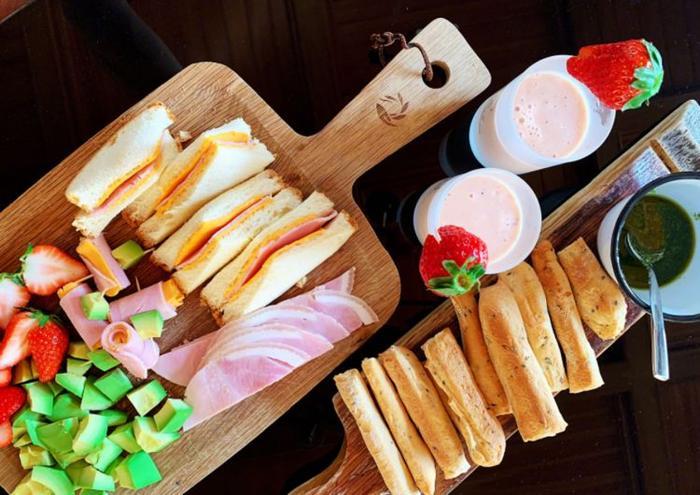 有种“少女身材”叫黄多多,与爸爸黄磊做蛋糕,穿背心美出新高度