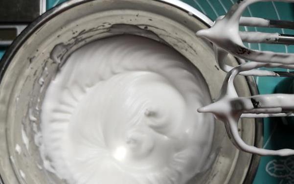 大家做的蛋糕经常会开裂,原因有很多