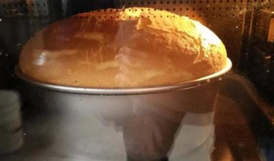 ​大家做的蛋糕经常会开裂，原因有很多