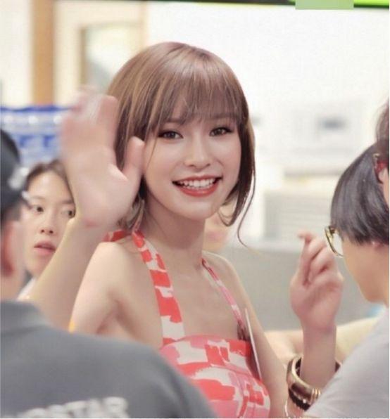 有种“发育过猛”叫19岁的杨颖,嫩模照片流出,少女身材太明显!