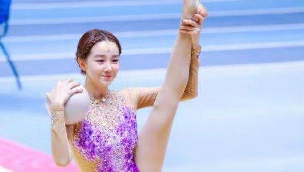 有种“劈叉”叫陈小纭,215度高难度劈叉,吴宣仪自愧不如