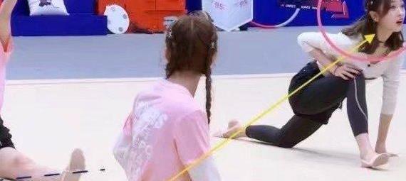 有种“劈叉”叫陈小纭,215度高难度劈叉,吴宣仪自愧不如