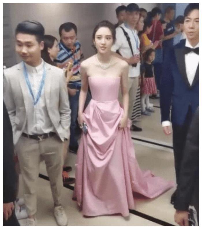 有种“发育过猛”叫张若昀妻子,模特旧照曝光后:这谁受得了!