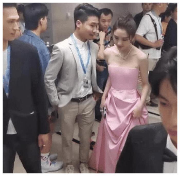 有种“发育过猛”叫张若昀妻子,模特旧照曝光后:这谁受得了!