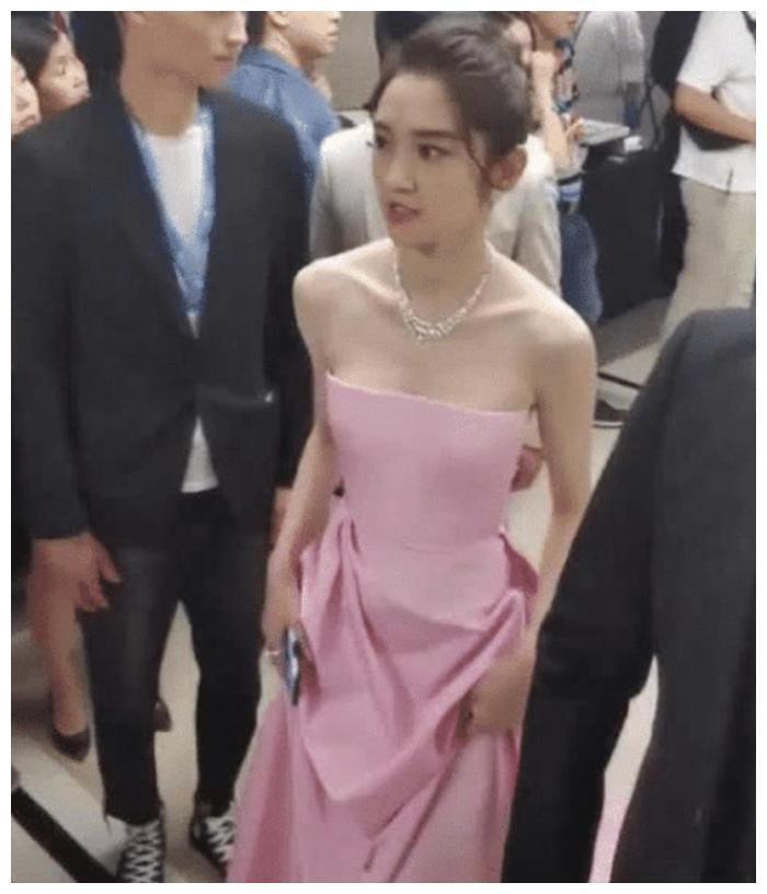 有种“发育过猛”叫张若昀妻子,模特旧照曝光后:这谁受得了!