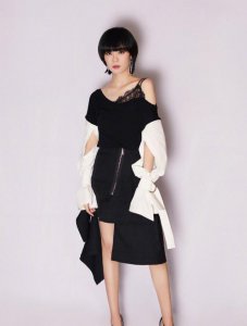 ​有种“人间腿精”叫郁可唯,满屏都是腿的感觉,这谁不羡慕啊!