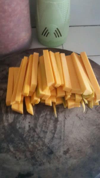 一道非常简单的小吃:油炸南瓜条,附上做法和配方