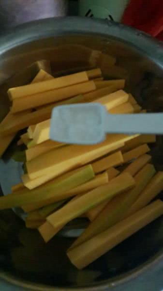 一道非常简单的小吃:油炸南瓜条,附上做法和配方