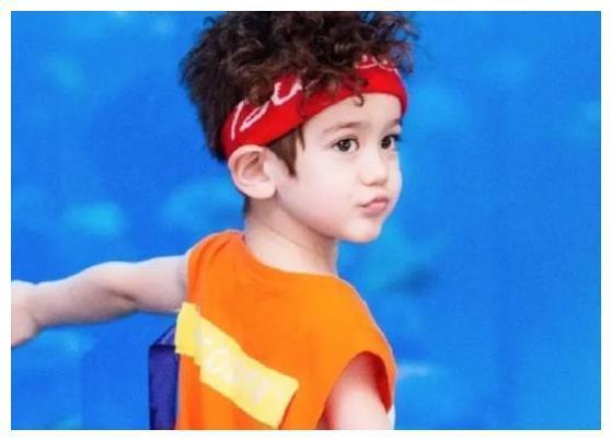 有种“神颜”叫混血基因,周嘉诚被误认为女孩子,长开成未来男神