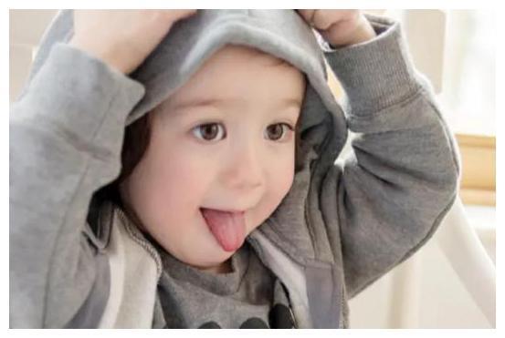 有种“神颜”叫混血基因,周嘉诚被误认为女孩子,长开成未来男神