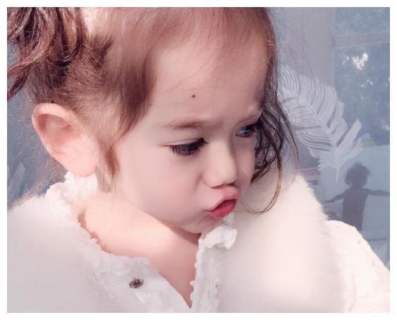 有种“神颜”叫混血基因,周嘉诚被误认为女孩子,长开成未来男神