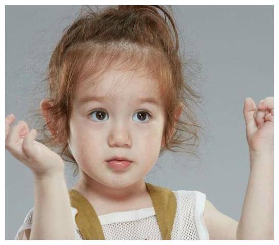 有种“神颜”叫混血基因,周嘉诚被误认为女孩子,长开成未来男神