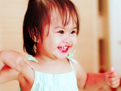 ​有种“基因”叫包文婧女儿专挑父母优点继承，五岁堪称最美星二代