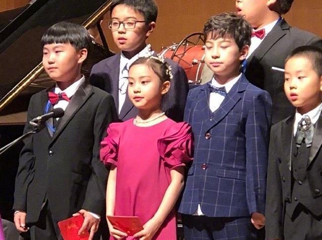 有种“逆袭”叫甜馨儿长大了,完美遗传父母基因,看到最后我爱了