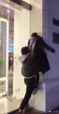 被男朋友这么拎起!娱乐圈最萌身高差情侣!最后一对你一定猜不到