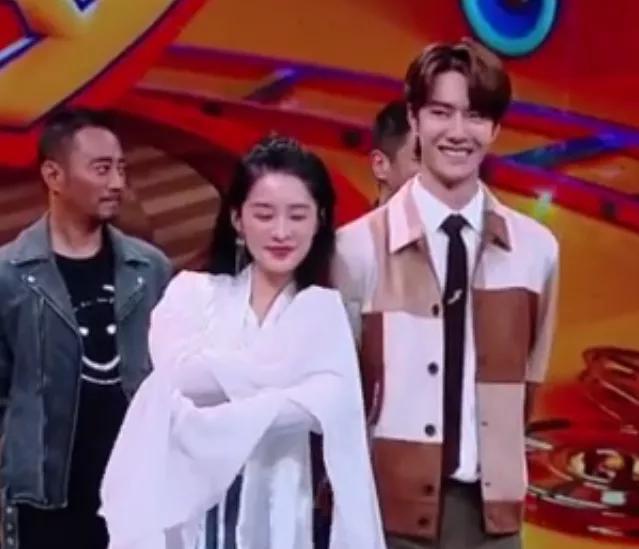 有种“整容”叫李沁穿戏服,水袖舞美到窒息,王一博都忍不住害羞