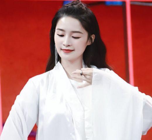有种“整容”叫李沁穿戏服,水袖舞美到窒息,王一博都忍不住害羞