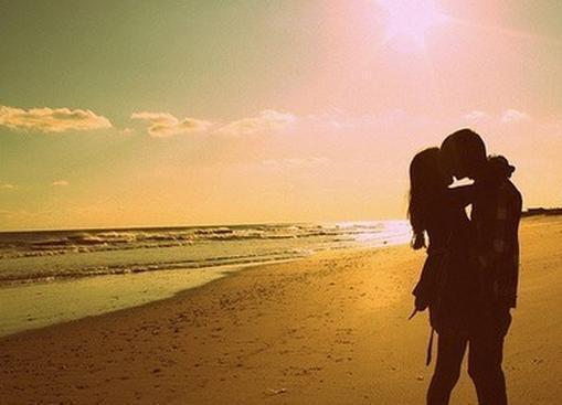 情侣过分亲热,男友吻破女友耳膜