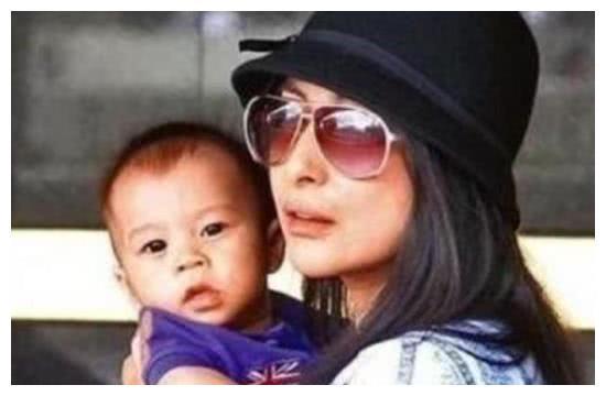 有种“整容”叫郭晶晶儿子长大,近照曝光后,网友:像极了混血儿