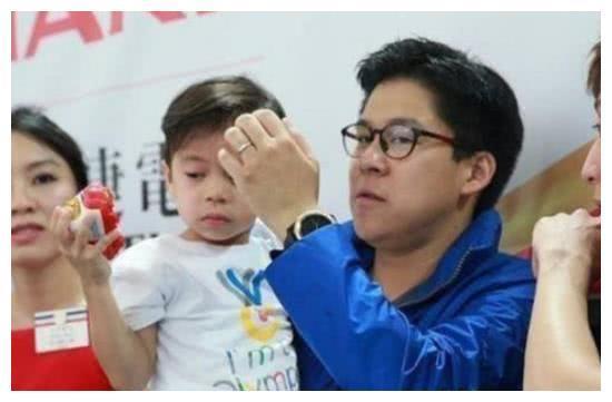 有种“整容”叫郭晶晶儿子长大,近照曝光后,网友:像极了混血儿