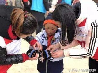 “冰花男孩”故事感动了父母,问问你家孩子:受教育了吗?!