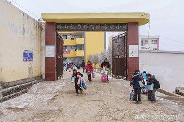 “冰花男孩”故事感动了父母,问问你家孩子:受教育了吗?!