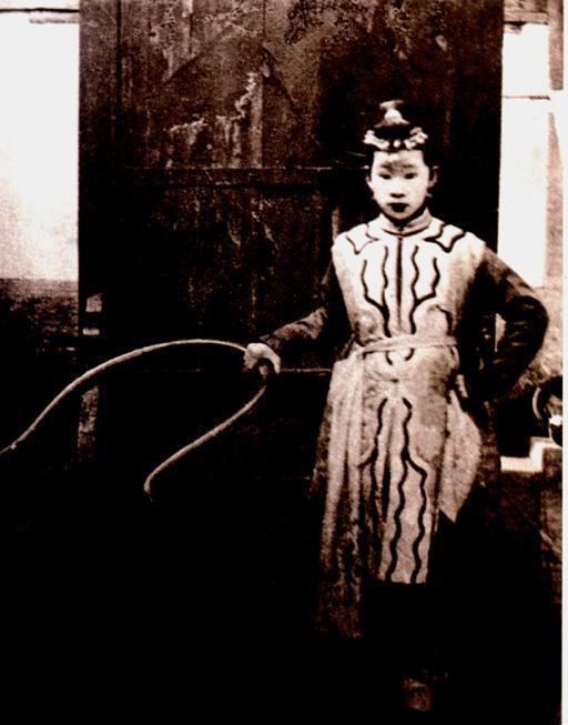 此女号称“圣母”, 为夫报仇率兵怒打外敌, 死后却被制成标本展览