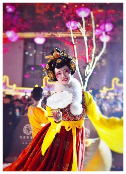 “不倒翁女孩”一走红就膨胀? 微博宣布进军娱乐圈, 遭网友吐槽