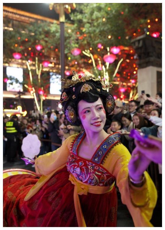 “不倒翁女孩”一走红就膨胀? 微博宣布进军娱乐圈, 遭网友吐槽