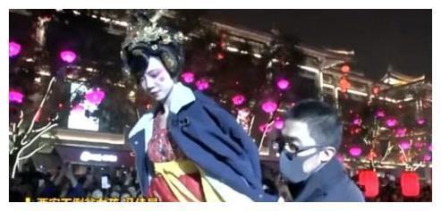 “不倒翁女孩”一走红就膨胀? 微博宣布进军娱乐圈, 遭网友吐槽