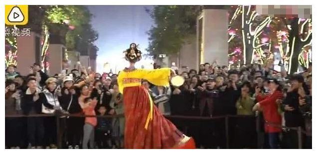 “不倒翁女孩”一走红就膨胀? 微博宣布进军娱乐圈, 遭网友吐槽