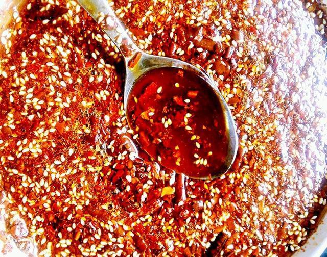 大厨教你秘制辣椒油的制作,学会做出的辣椒油香辣红亮,特入味