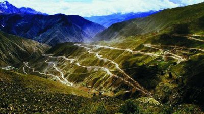 ​川藏线上的穷游女真的无底线？背后真相是什么？且听老司机分解