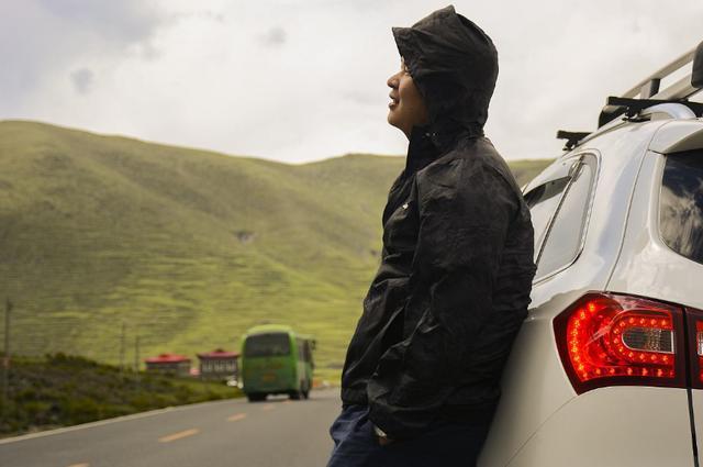 川藏线上的穷游女真的无底线?背后真相是什么?且听老司机分解