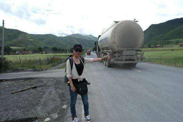 川藏线上的穷游女,真实的她们是这样的,你愿意让她们搭车吗