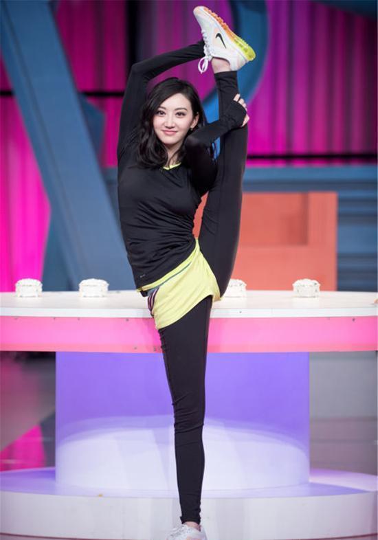 搜集10大女明星一字马，迪丽热巴、关晓彤、baby谁是软妹子