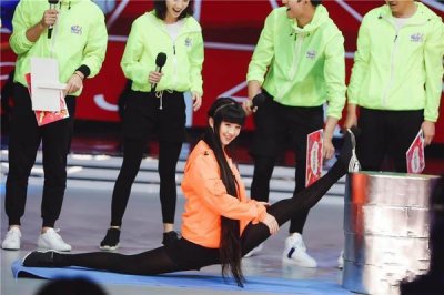 ​搜集10大女明星一字马，迪丽热巴、关晓彤、baby谁是软妹子