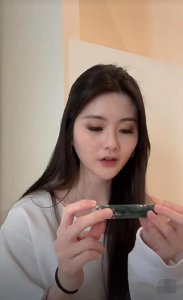 ​富婆孙芸芸女儿炫富！晒各种宝石显富贵，出身豪门住豪宅开跑车