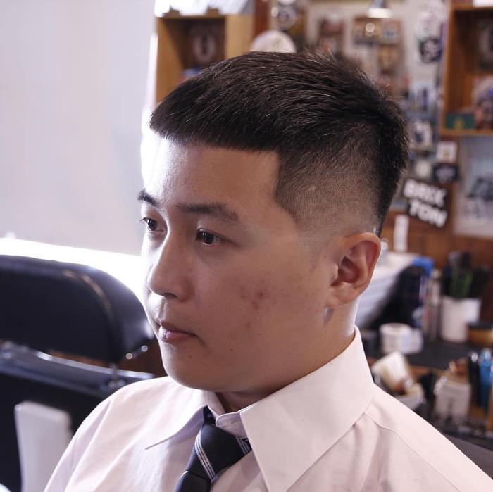 男士潮流发型，三面推光的今年很流行