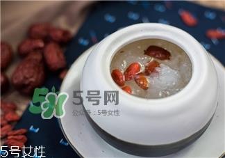 银耳颜色很黄正常吗?银耳颜色很黄还能吃吗?