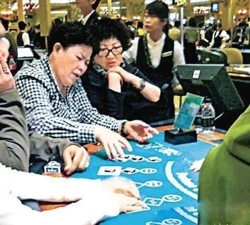 17岁成史上最年轻港姐,30年前绝美旧照惊艳网友:那时没人说我美......