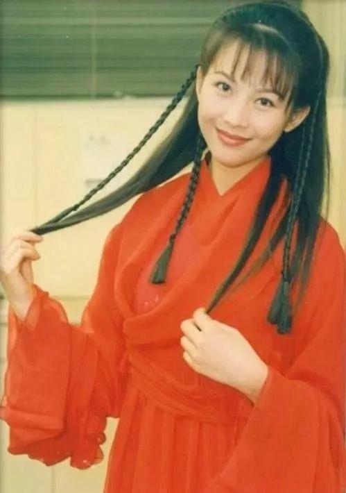 17岁成史上最年轻港姐,30年前绝美旧照惊艳网友:那时没人说我美......