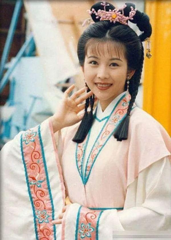 17岁成史上最年轻港姐,30年前绝美旧照惊艳网友:那时没人说我美......