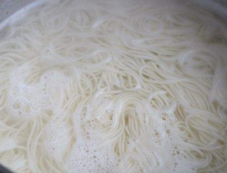 葱油面正宗做法，葱油是关键，浓香四溢鲜香爽滑，连吃一周也不腻