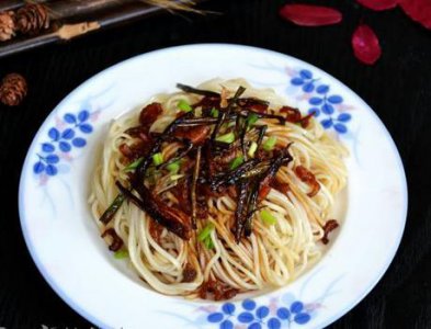 ​葱油面正宗做法，葱油是关键，浓香四溢鲜香爽滑，连吃一周也不腻