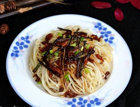 葱油面正宗做法，葱油是关键，浓香四溢鲜香爽滑，连吃一周也不腻
