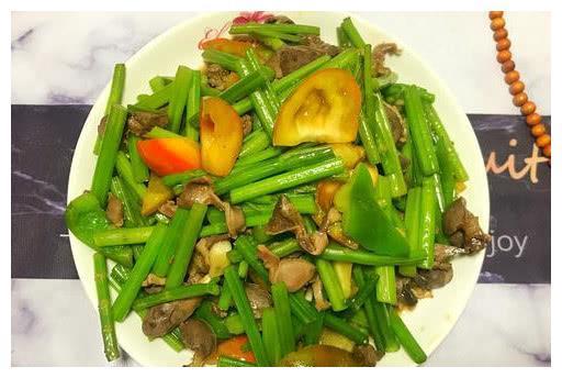 酸辣鸡杂家常的做法，滑嫩多汁不腥，汤汁拌着米饭吃，连吃好几碗