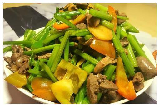 酸辣鸡杂家常的做法，滑嫩多汁不腥，汤汁拌着米饭吃，连吃好几碗