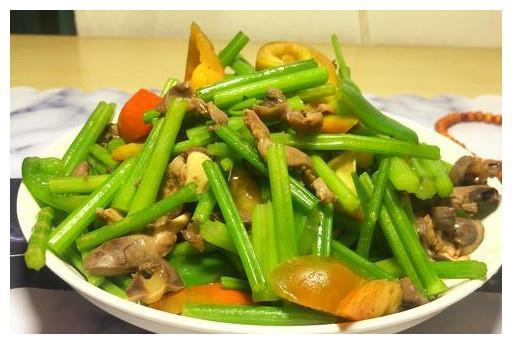 酸辣鸡杂家常的做法，滑嫩多汁不腥，汤汁拌着米饭吃，连吃好几碗