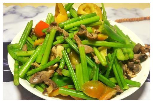 酸辣鸡杂家常的做法，滑嫩多汁不腥，汤汁拌着米饭吃，连吃好几碗